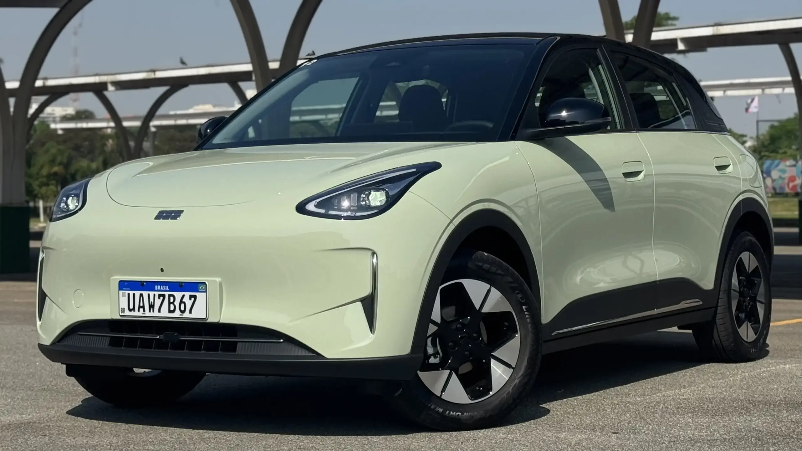 Geely EX2 Max verde visto lateralmente