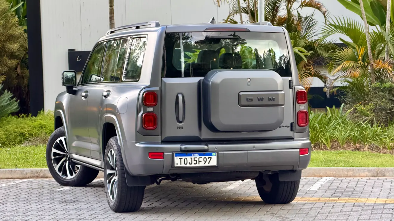 GWM Haval H9 [Auto+ / João Brigato] cinza fosco de traseira