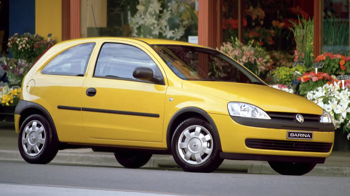 holden barina amarelo de quarta geração de frente