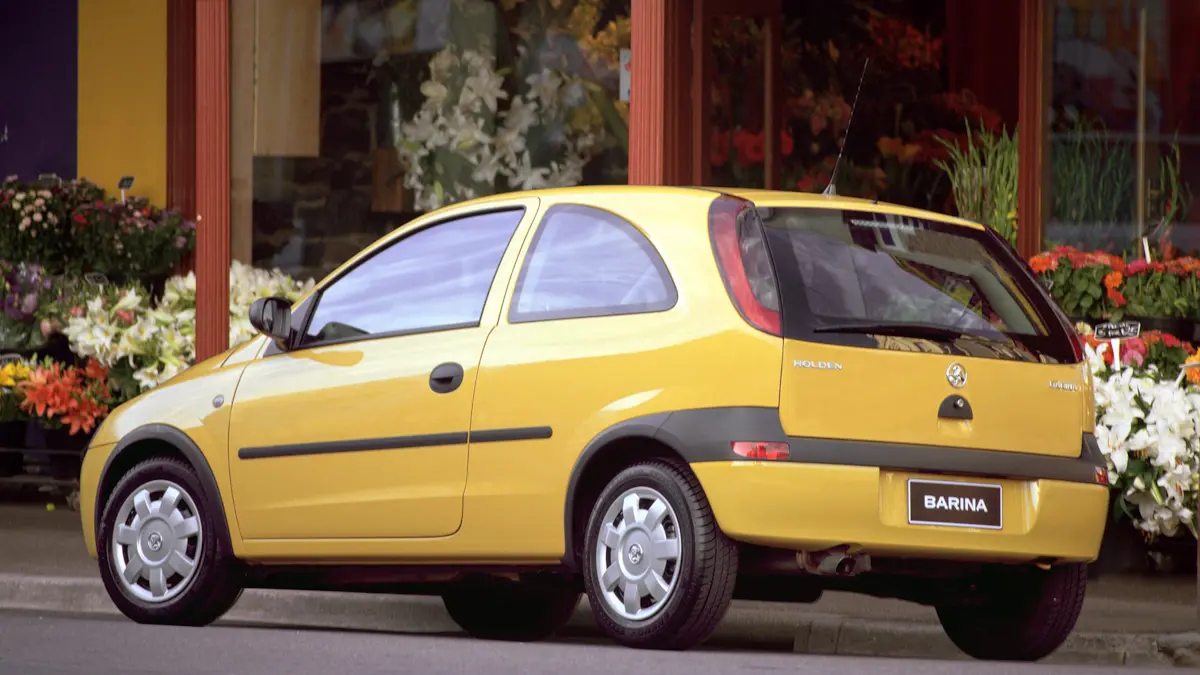 holden barina amarelo de quarta geração de traseira 