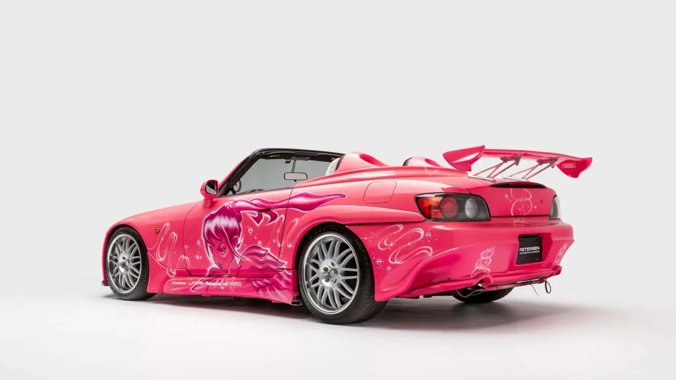 Honda S2000 rosa visto de trás