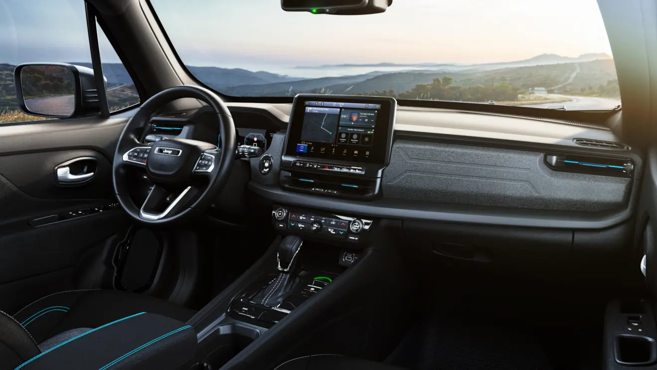 Interior com telas ligadas do Jeep Renegade Altitude 2027