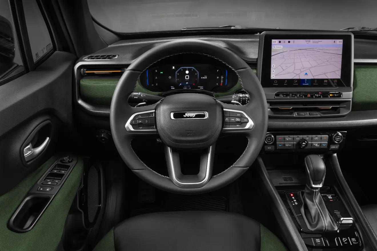 Interior com telas ligadas do Jeep Renegade Willys 2027