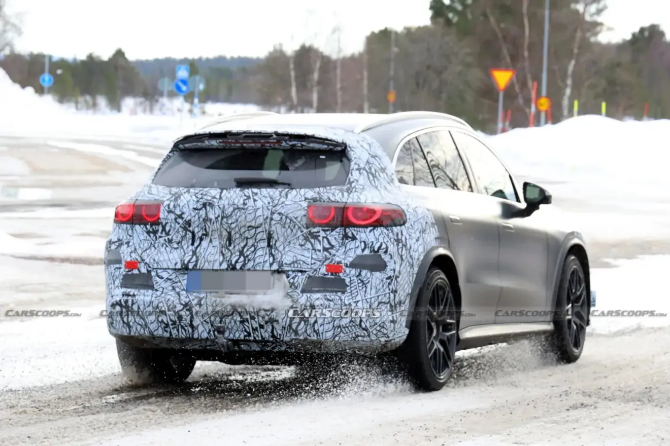 Mercedes-AMG GLC elétrico camuflado visto de trás