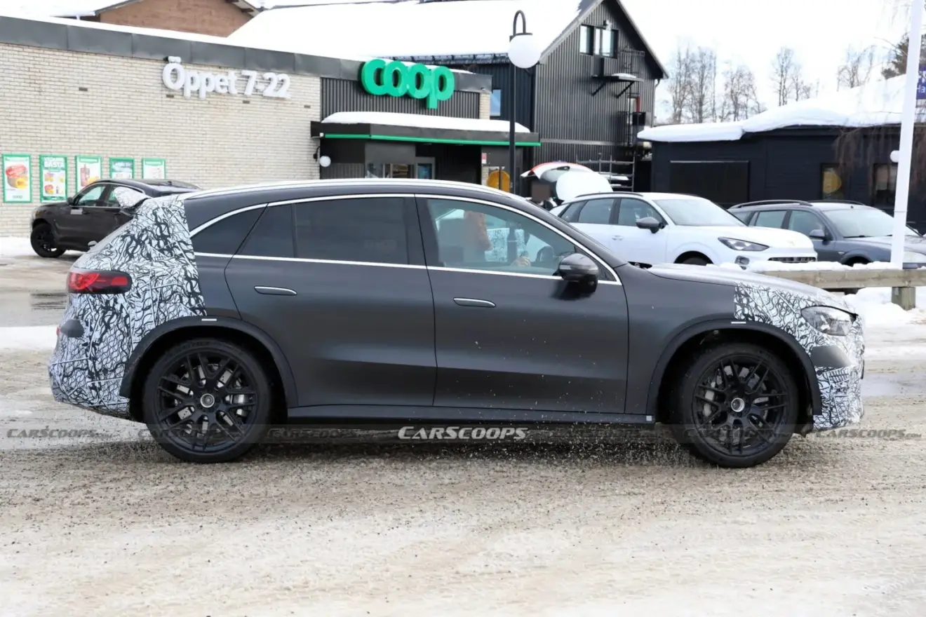 Mercedes-AMG GLC elétrico camuflado visto de lado