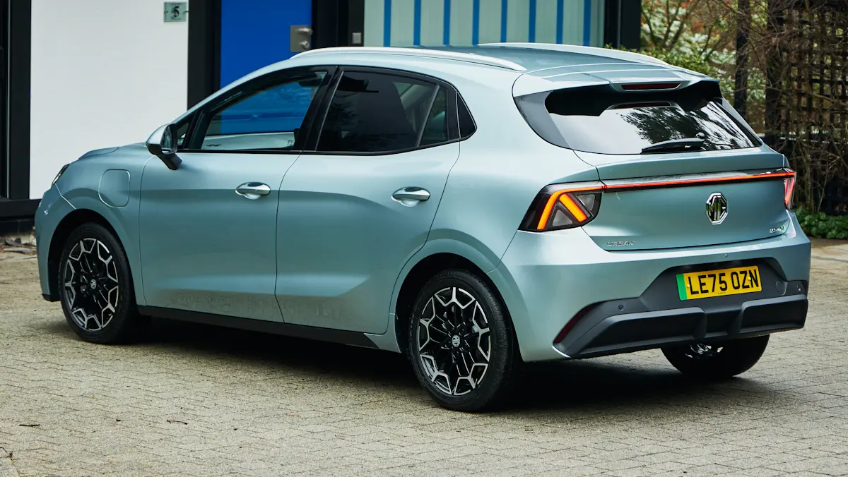 MG 4 Urban azul de traseira em uma rua da europa