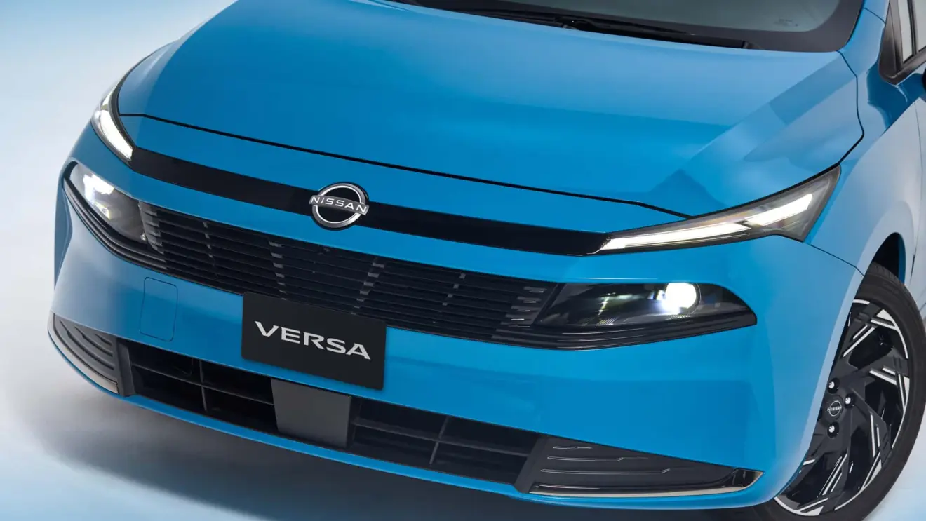 Novo Nissan Versa 2027 azul estático