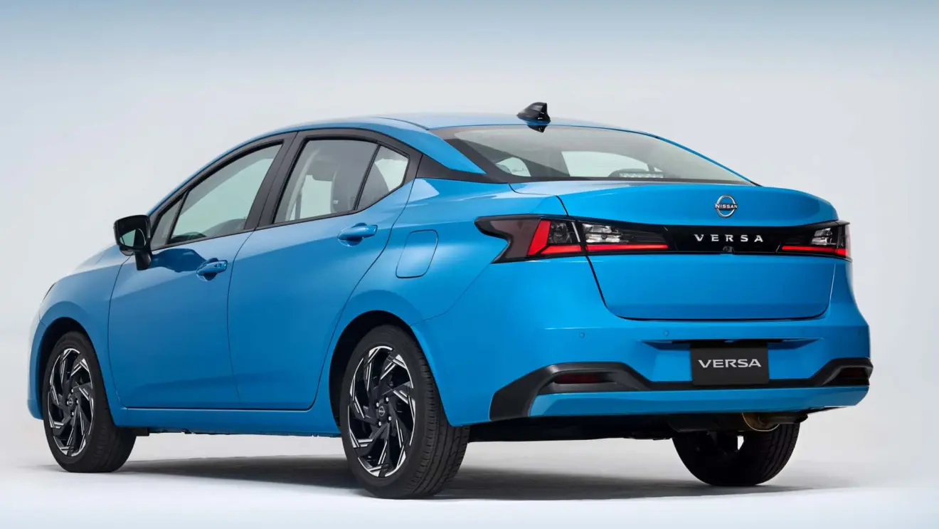 Novo Nissan Versa 2027 azul estático