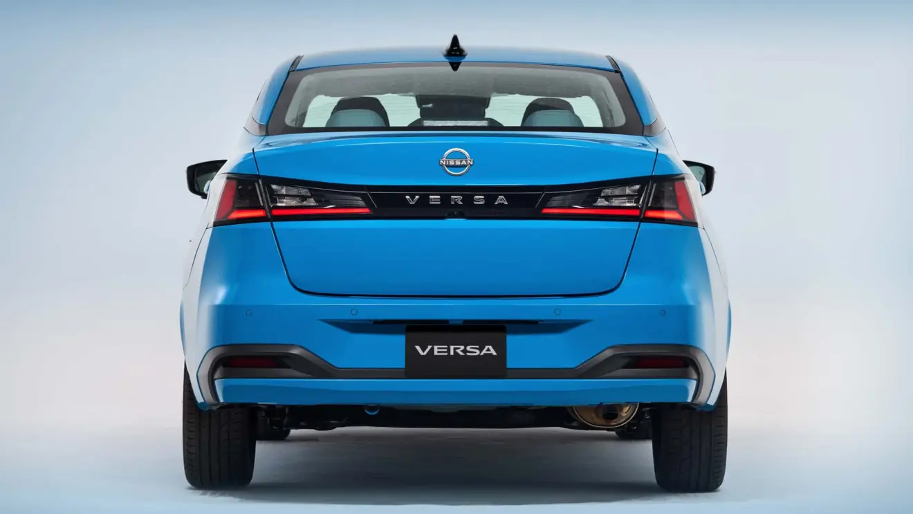 Novo Nissan Versa 2027 azul estático