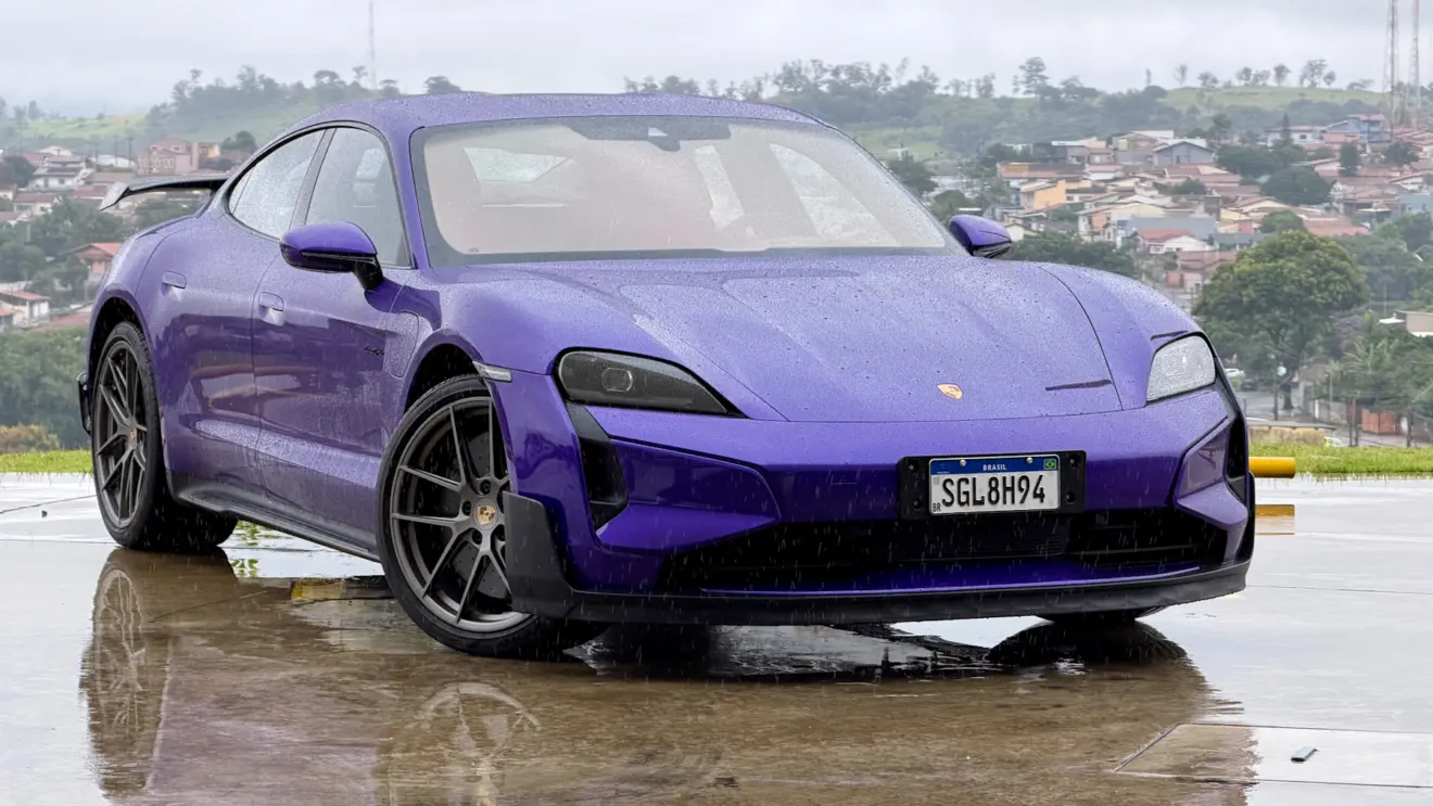 Porsche Taycan Turbo GT roxo de frente na chuva
