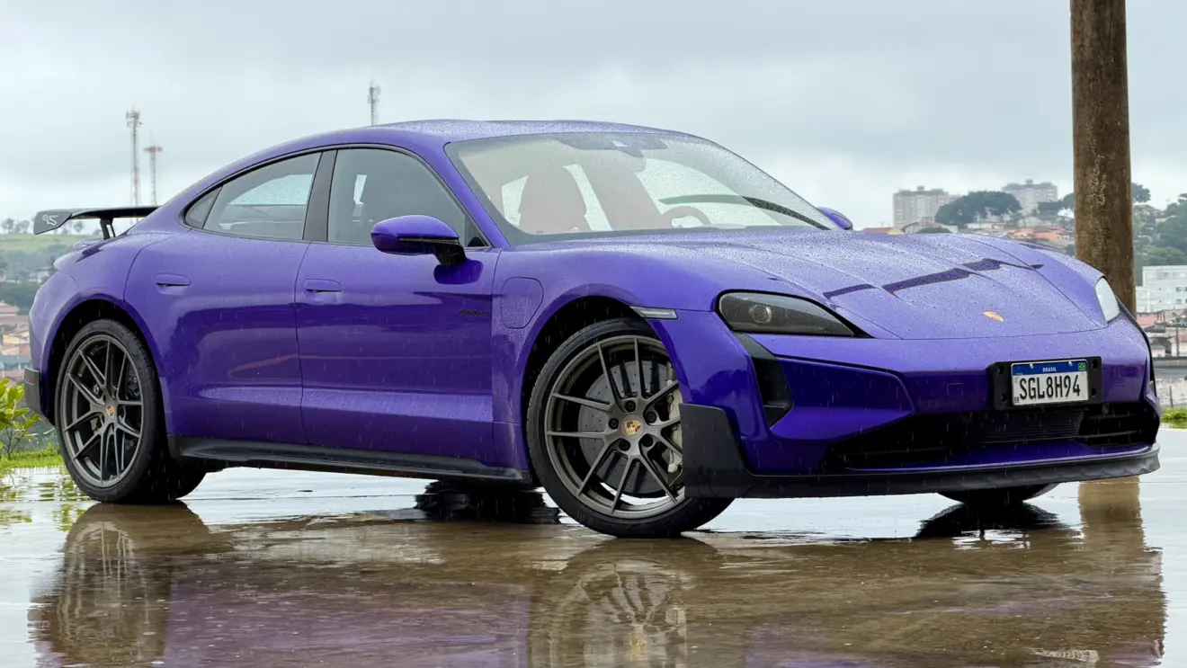 Carro elétrico Porsche Taycan Turbo GT roxo de frente na chuva