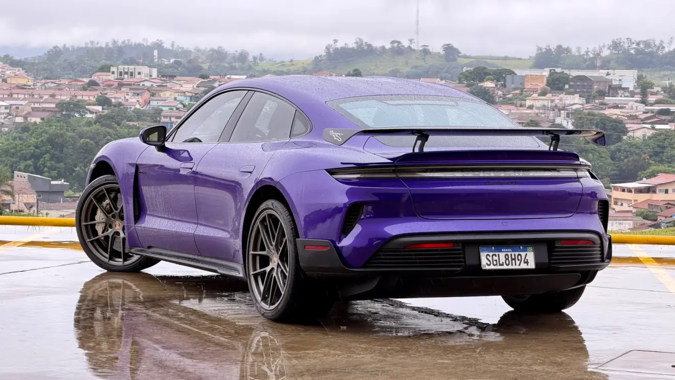 Porsche Taycan Turbo GT roxo de traseira na chuva