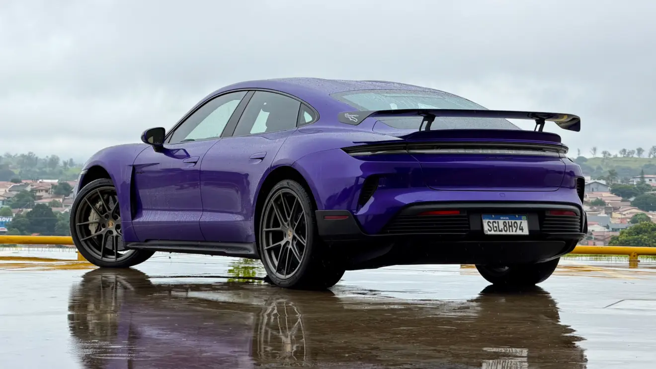 Porsche Taycan Turbo GT roxo de traseira na chuva