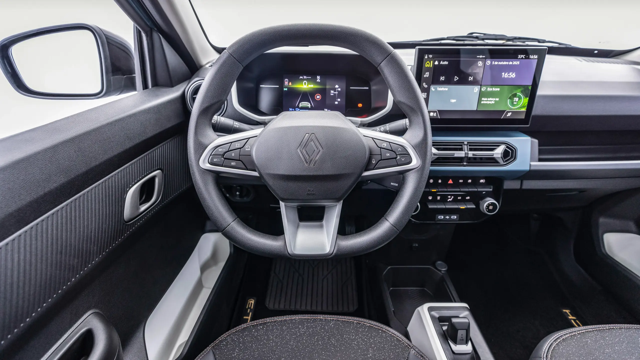 Painel do Renault Kwid e-Tech Techno 2026 com telas ligadas
