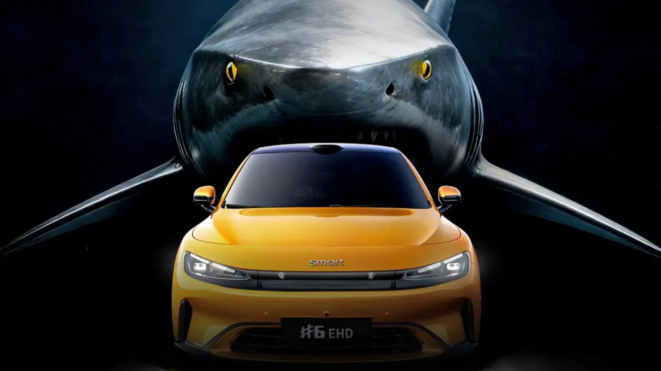 Smart #6 amarelo de frente com um tubarão atrás