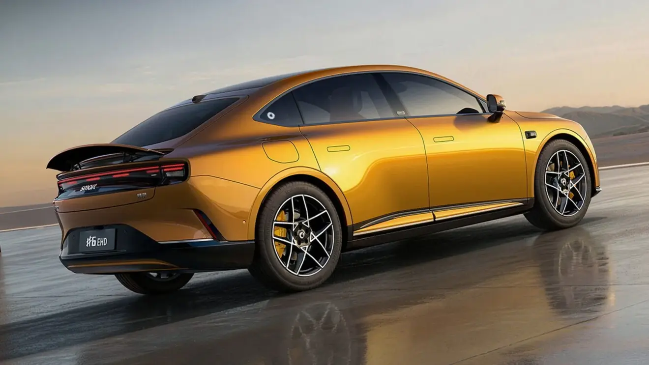 Smart #6 amarelo de traseira