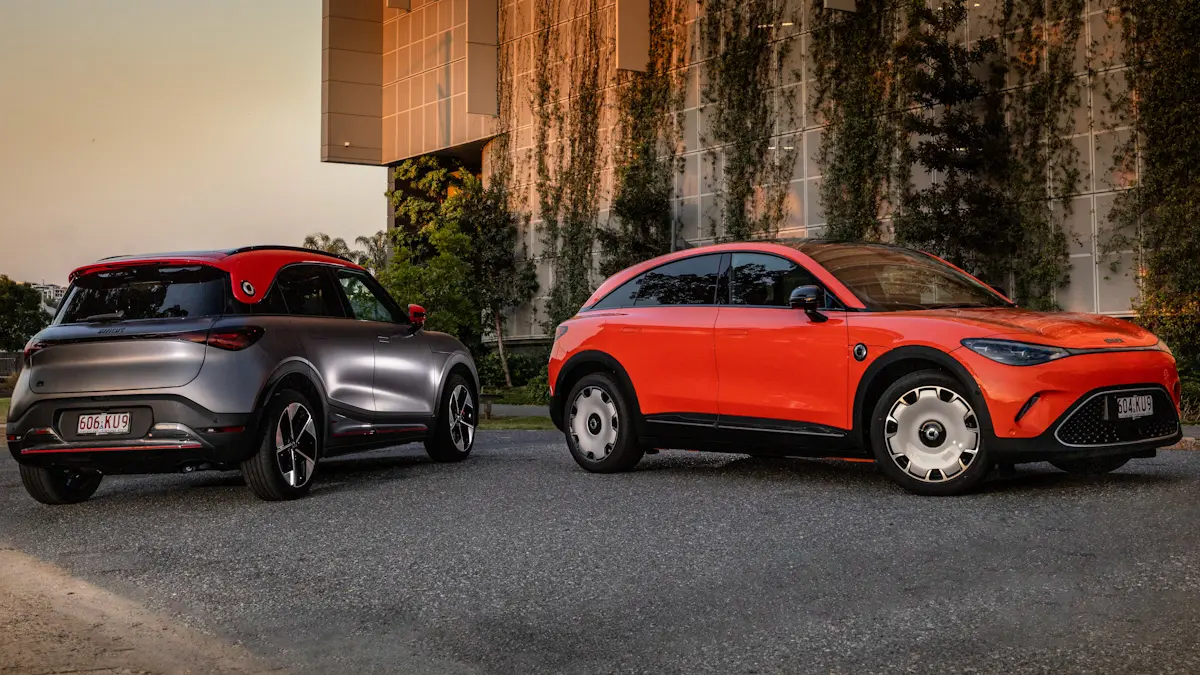 Smart #1 cinza com teto vermelho de traseira e smart #3 laranja de frente com rodas enormes