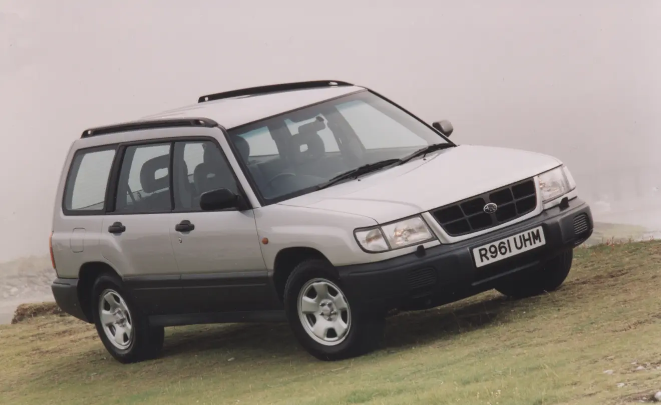 Subaru Forester prata visto de cima