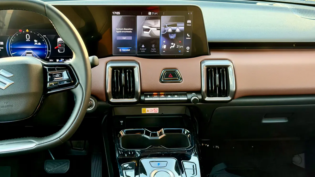 central multimídia, painel e interior Suzuki e-Vitara [Auto+ / João Brigato]