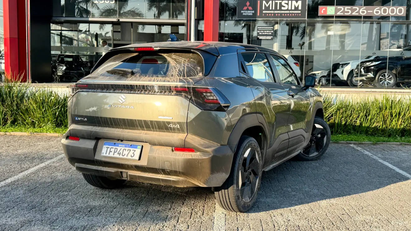 Suzuki e-Vitara verde de traseira