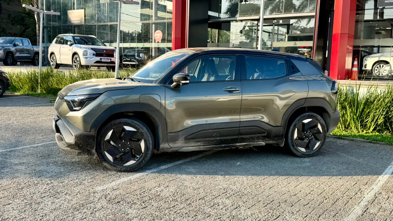 Suzuki e-Vitara verde de lado