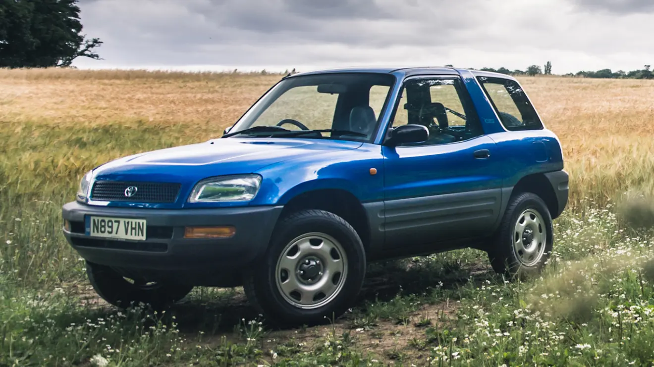 Toyota RAV4 azul visto de lado