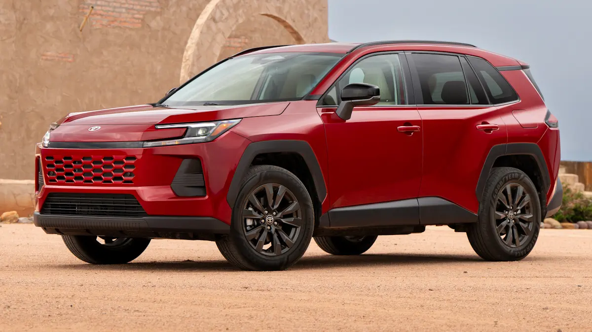 Toyota RAV4 vermelho no meio do deserto