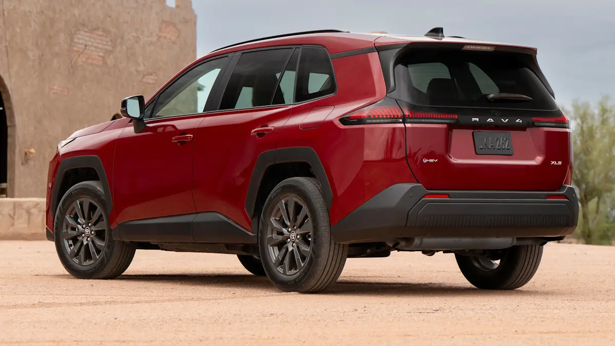 Toyota RAV4 vermelho no meio do deserto