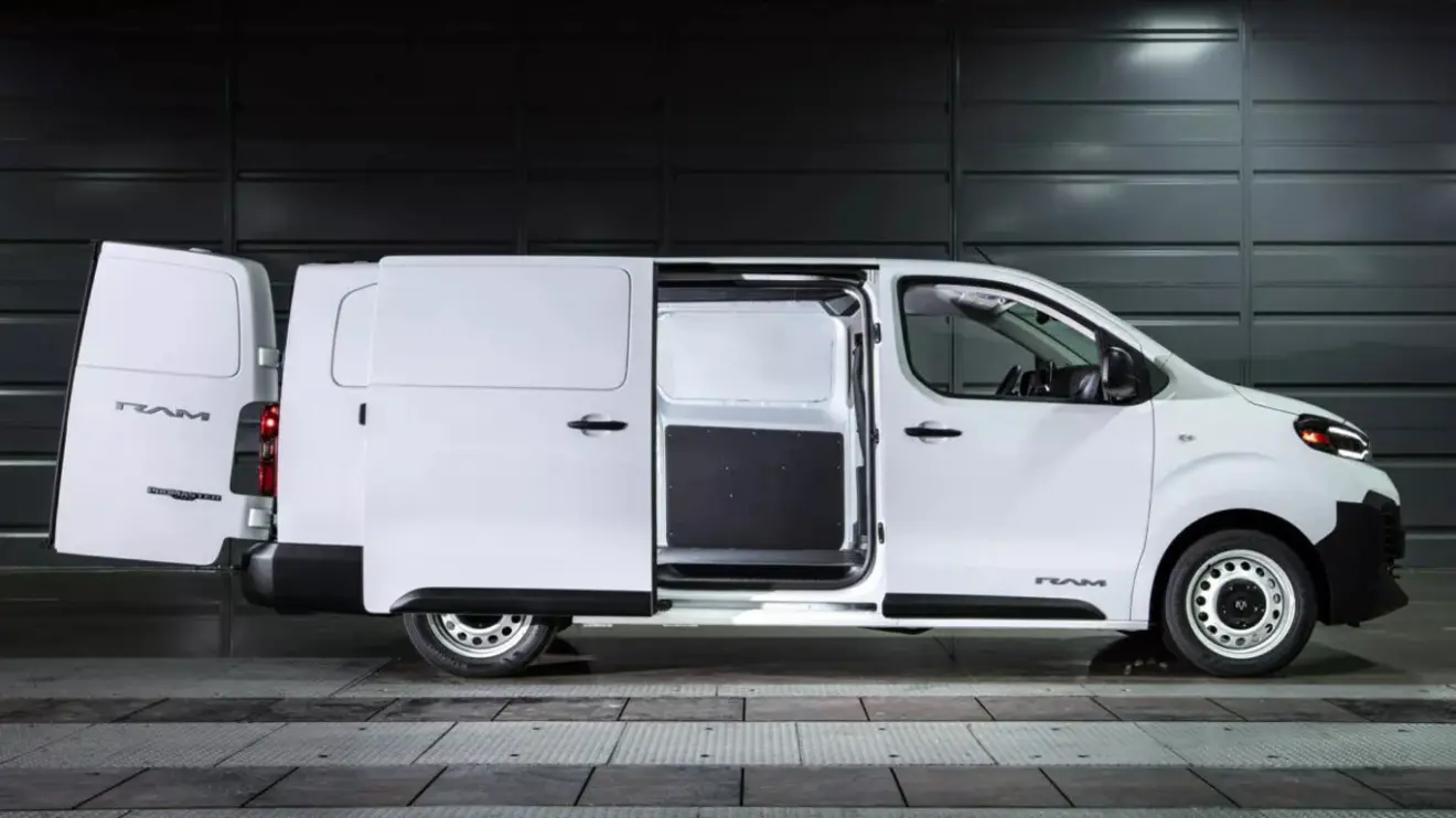 Ram ProMaster Cargo branca vista de lado