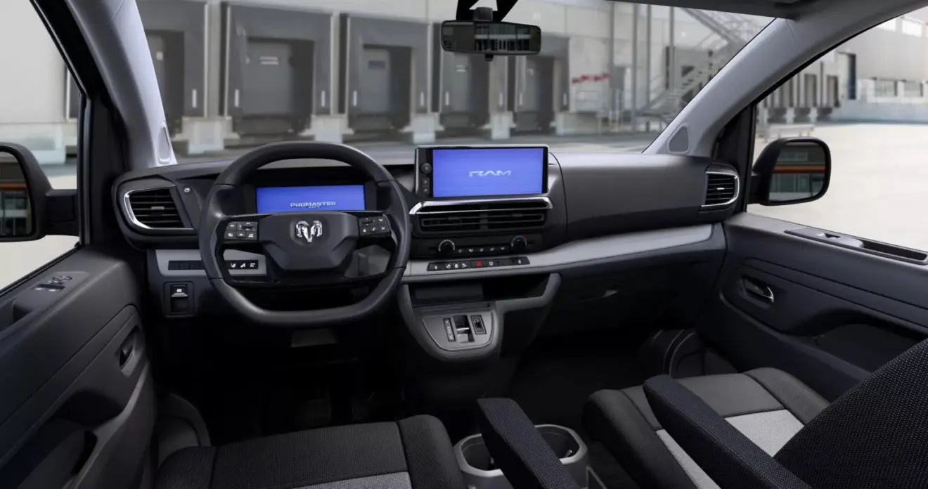 interior da Ram ProMaster City com telas ligadas