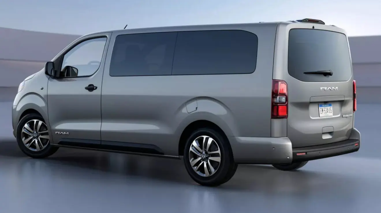 Ram ProMaster City Passenger cinza vista de trás