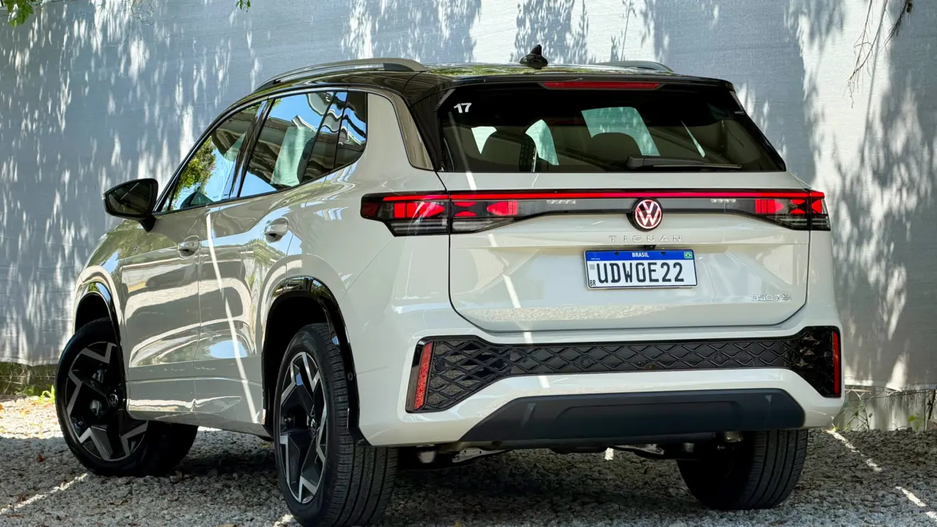Volkswagen Tiguan R-Line 2026 branco de traseira