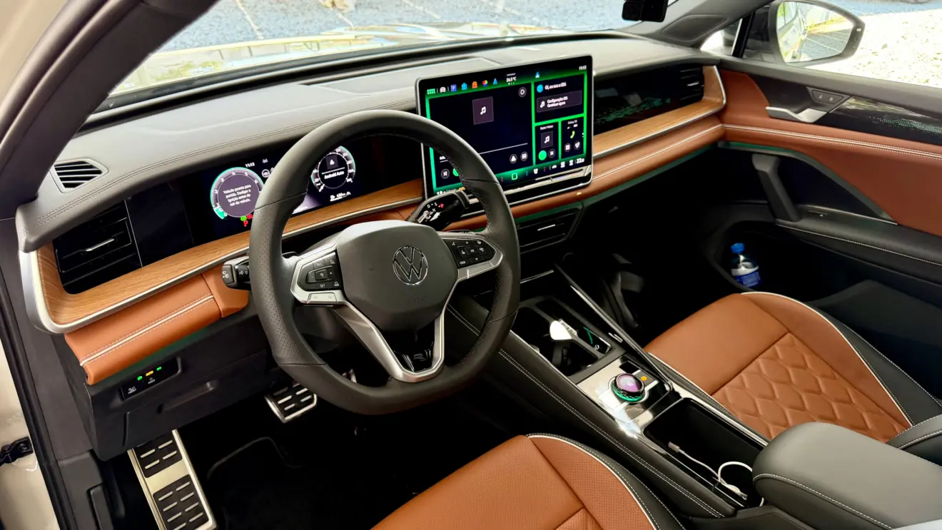 cabine Volkswagen Tiguan R-Line 2026 [Auto+ / João Brigato]