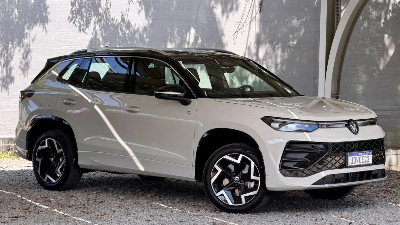Volkswagen Tiguan R-Line 2026 branco de dianteira