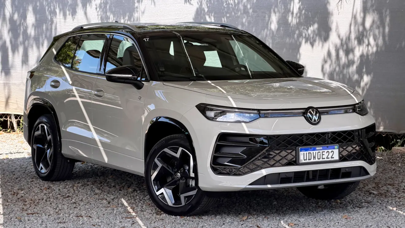 Volkswagen Tiguan R-Line 2026 branco de dianteira