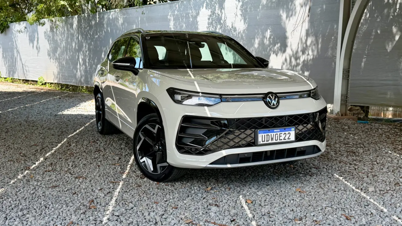 Volkswagen Tiguan R-Line 2026 branco de dianteira