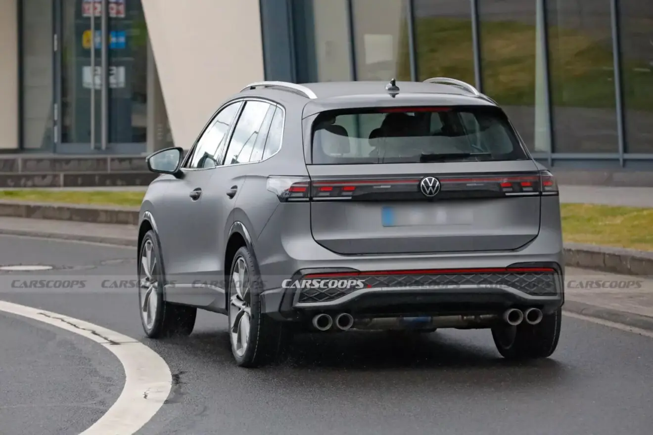 Protótipo do Volkswagen Tiguan R cinza visto de trás