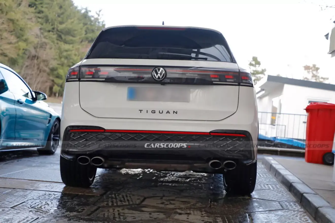 Protótipo do Volkswagen Tiguan R branco visto de trás