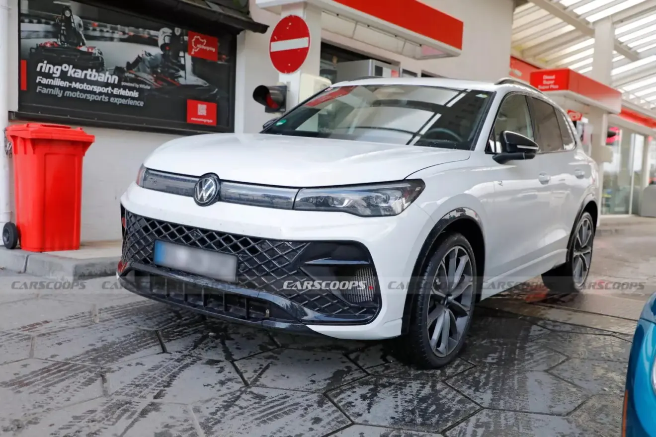 Protótipo do Volkswagen Tiguan R branco visto de trás
