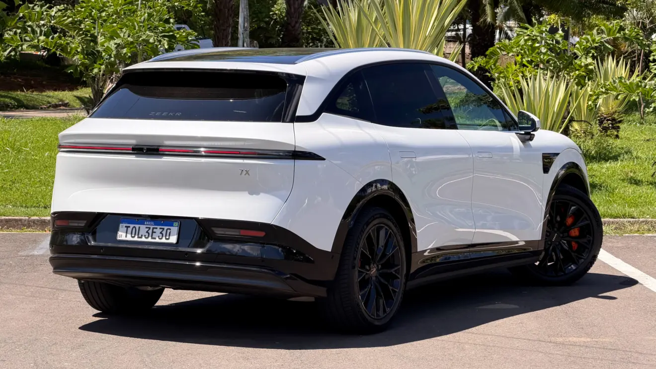Zeekr 7X branco de traseira