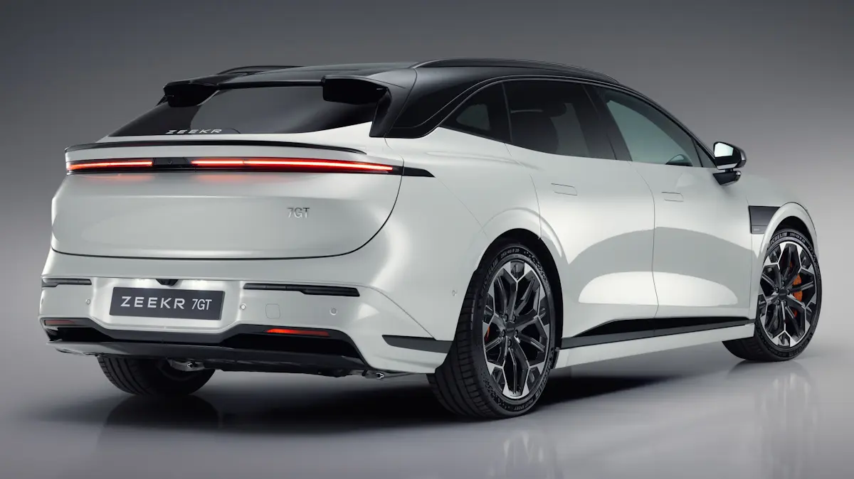 Zeekr 007 GT branca de traseira em um fundo preto e branco