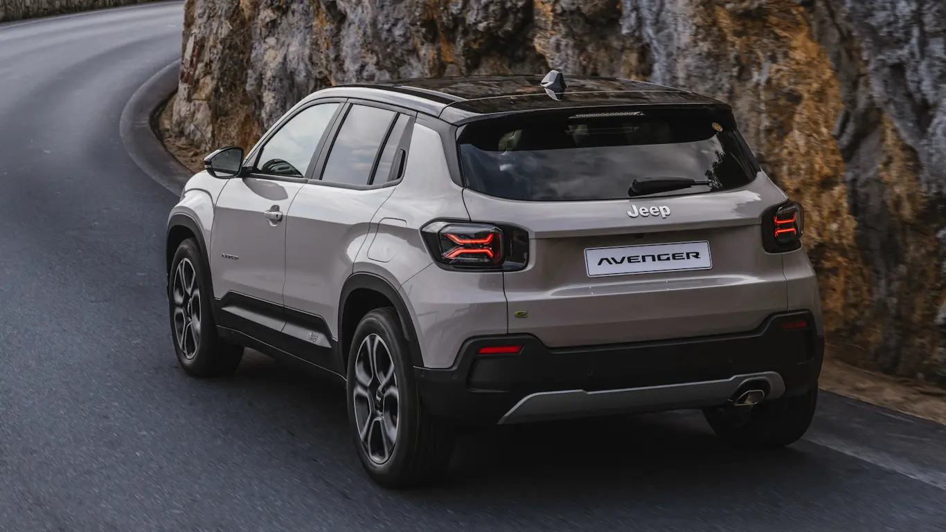 Jeep Avenger e-Hybrid [divulgação]