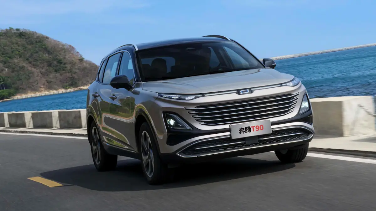 Bestune T90 cinza de frente em uma estrada