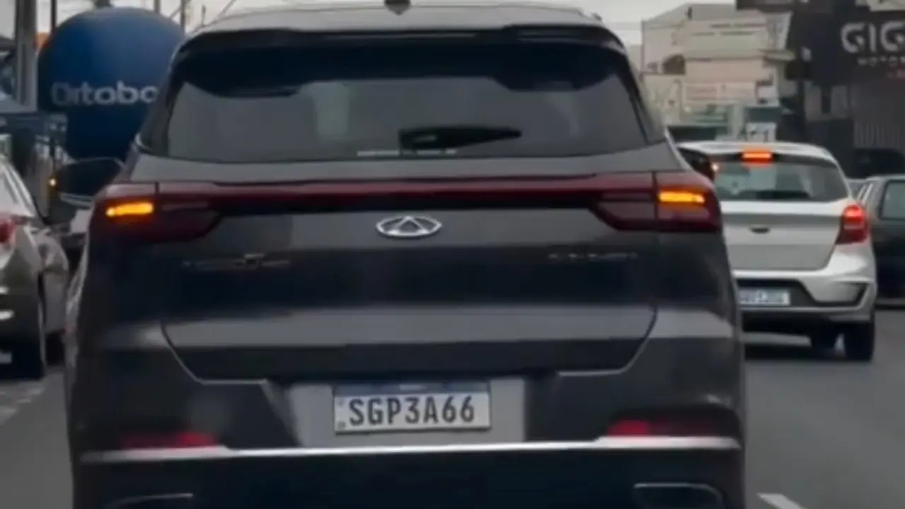 Carros chineses alvo de brincadeira perigosa no trânsito