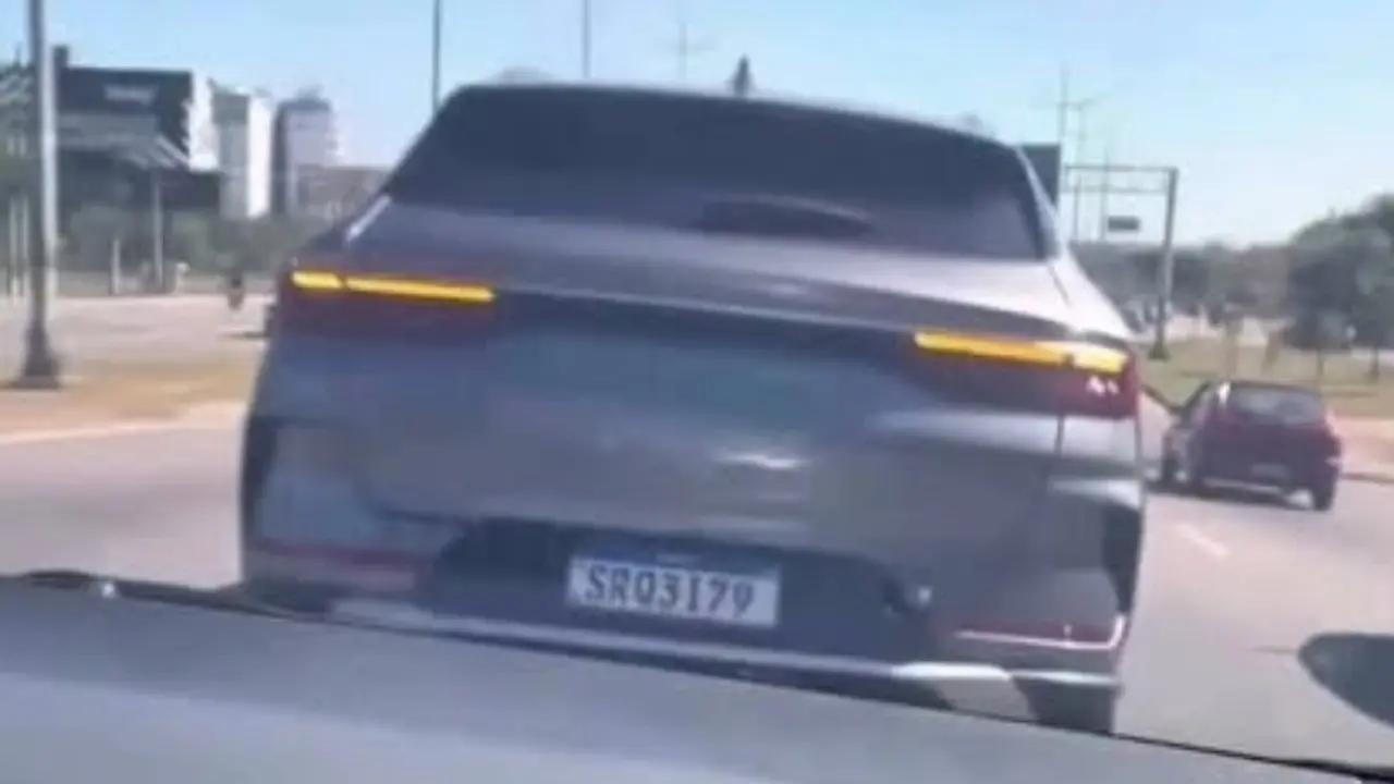 Carros chineses alvo de brincadeira perigosa no trânsito