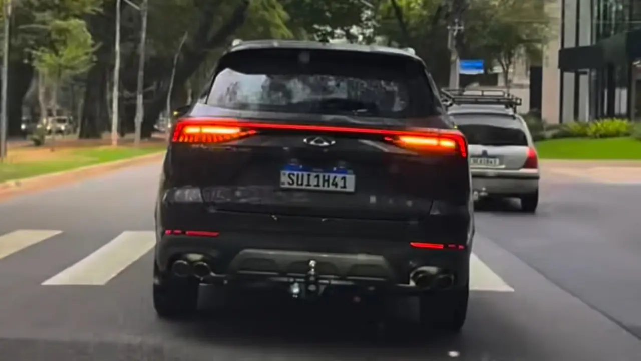 Carros chineses alvo de brincadeira perigosa no trânsito