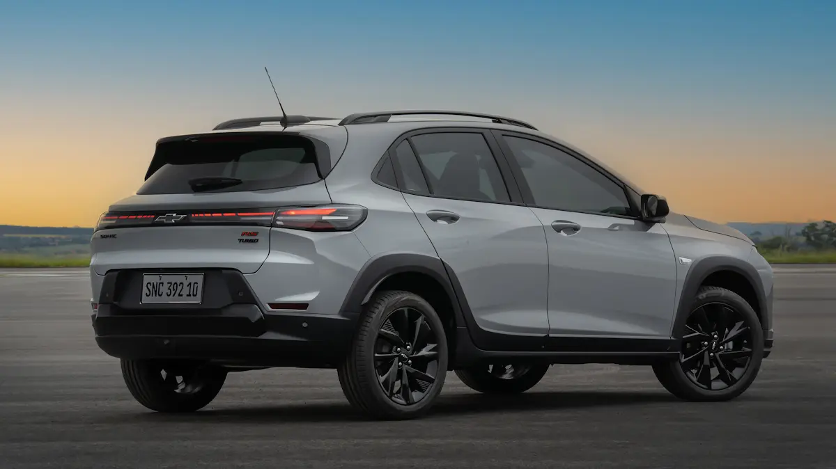 Chevrolet Sonic 2027 cinza de traseira