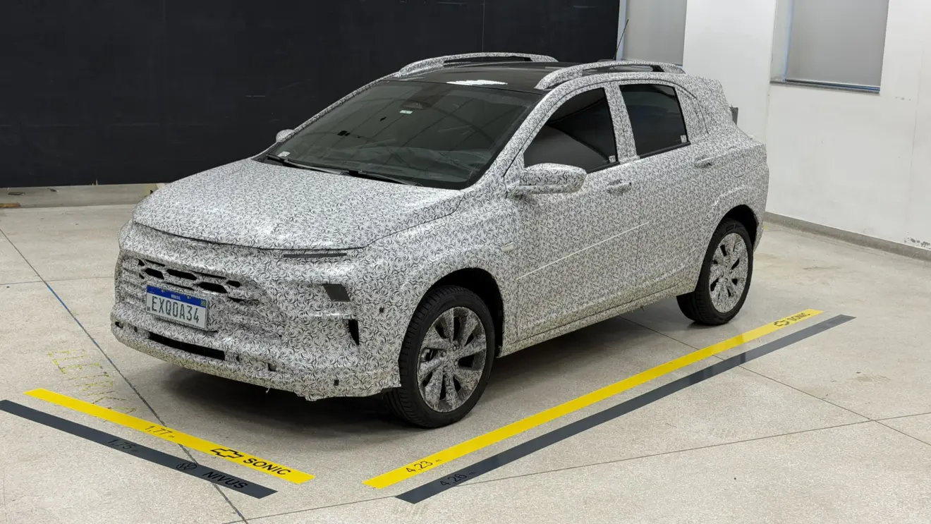Chevrolet Sonic 2027 camuflado de frente