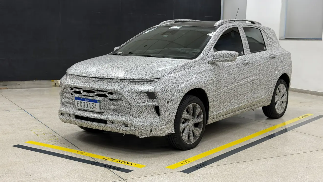 Chevrolet Sonic 2027 camuflado de frente