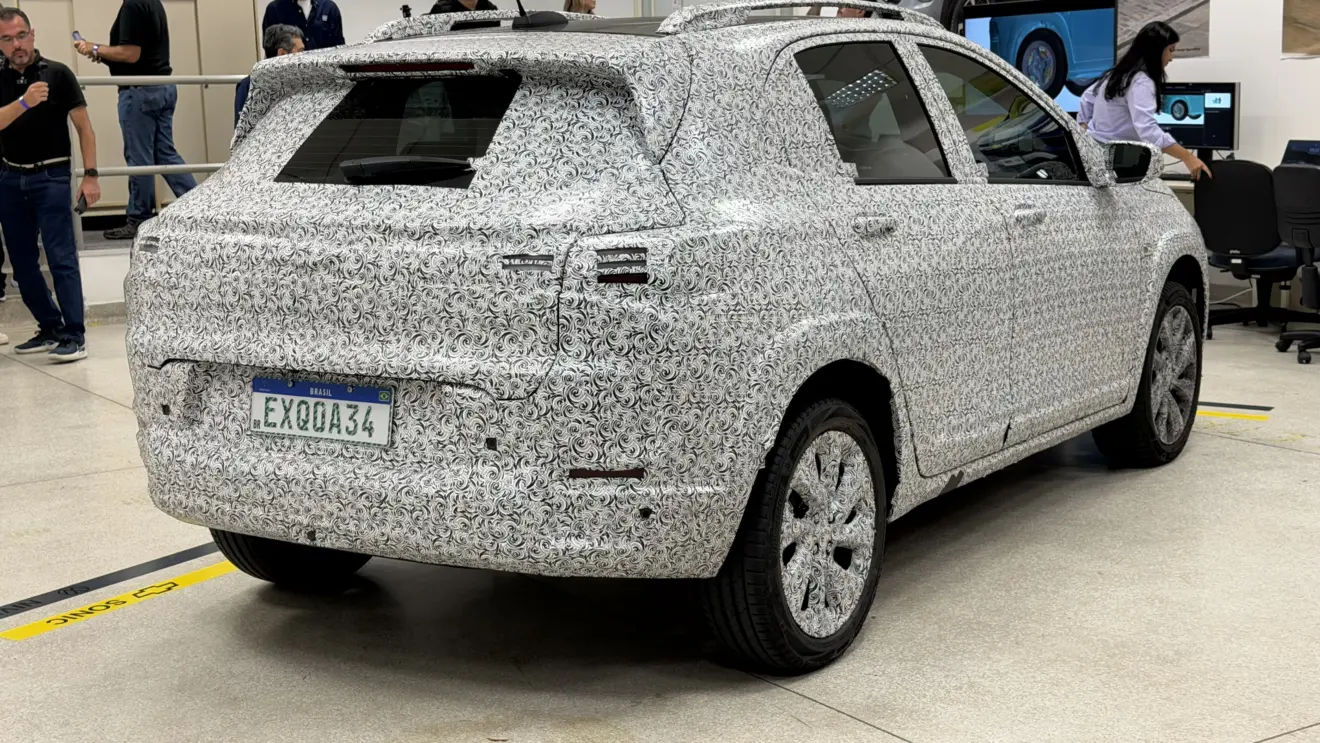 Chevrolet Sonic 2027 camuflado de traseira